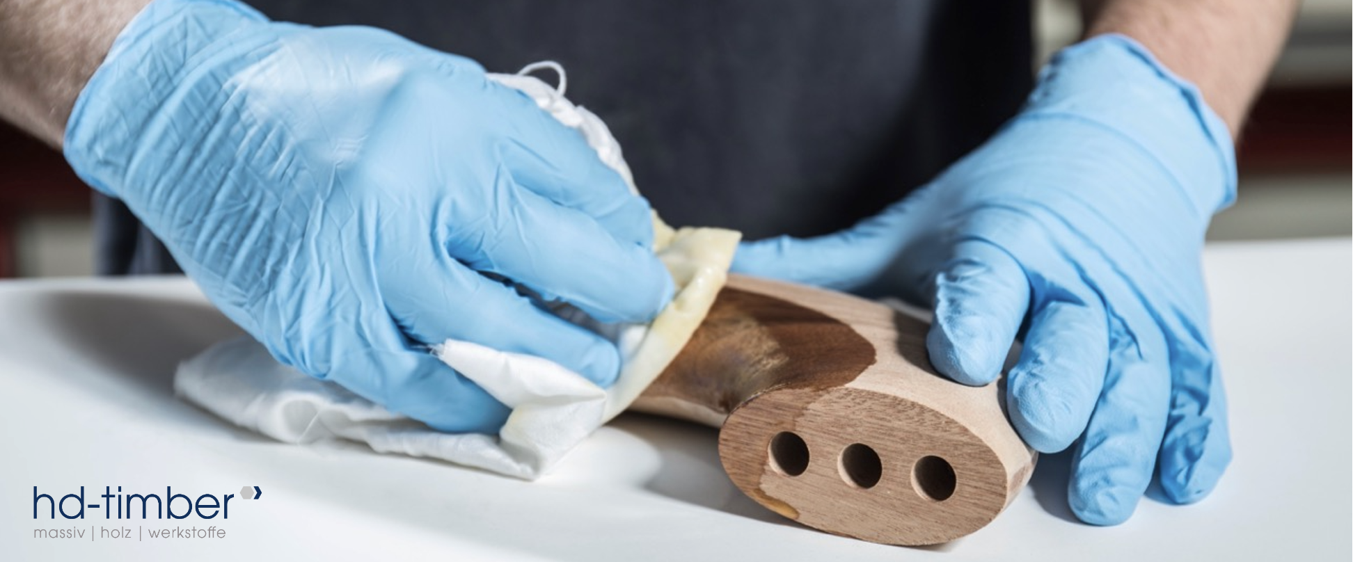 handwerkliches Geschick in der Produktion von HD-Timber, Holz, Maschinen und fahrender Stapler